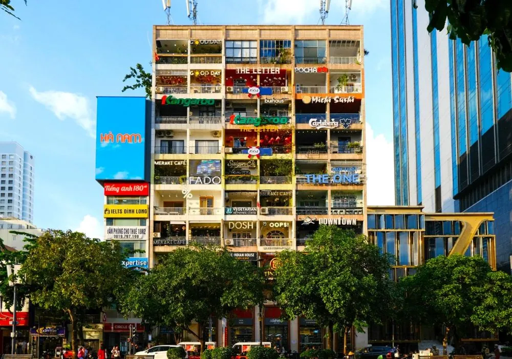 Cafés overlooking Nguyen Hue