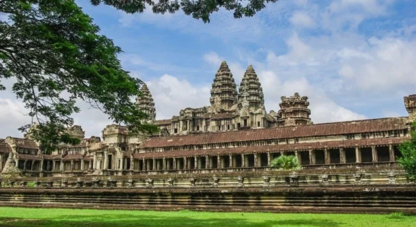 Angkor Wat: Towers, Galleries and Carvings — Siem Reap